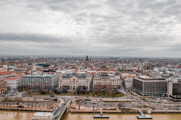 Obraz premium Aerial drone shot of Gresham Palace with view of St. Stephen's Basilica at dawn