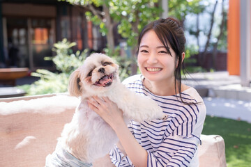 ドッグカフェにきた女性
