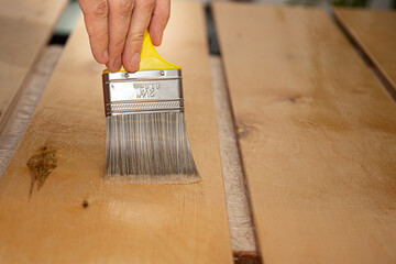 Varnishing a wooden surface with a synthetic brush