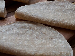 신선한 원형모양의 또띠아