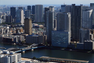 Fototapeta na wymiar 隅田川沿いに建ち並ぶ勝どきのタワーマンション