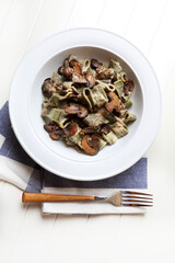 Spirulina pasta with mushrooms, garlic and coconut sauce