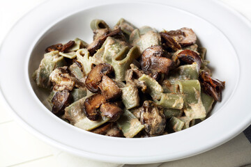 Spirulina pasta with mushrooms, garlic and coconut sauce