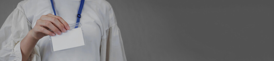 Woman showing a blank ID.　空白のIDカードを見せる女性	
