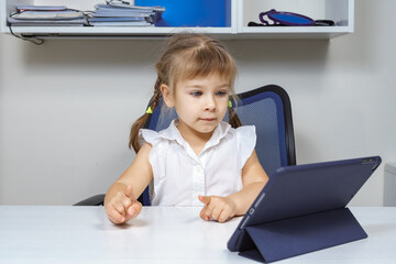 little girl doing mental arithmetic online