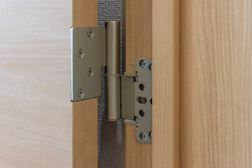 開き戸の蝶番のクローズアップ