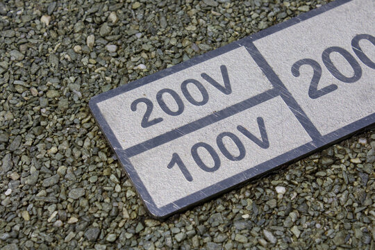 道路に貼られた電線埋設標