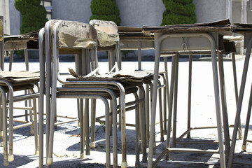 学校の校庭に放置された傷んだ授業用の椅子