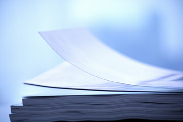 風でめくれる本