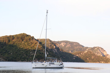 deniz kıyısındaki tekne