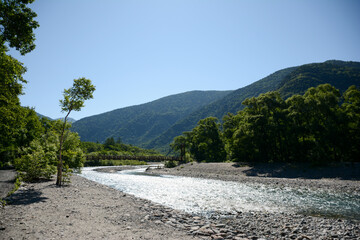 信州
、長野県松本市、上高地、梓川の流れと、新緑の山並み。