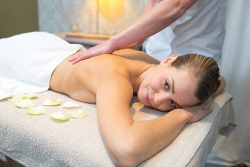 Obraz na płótnie Canvas woman enjoying a relaxing back massage