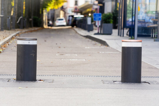 Versenkbare Poller sperren eine Stra&szlig;e ab