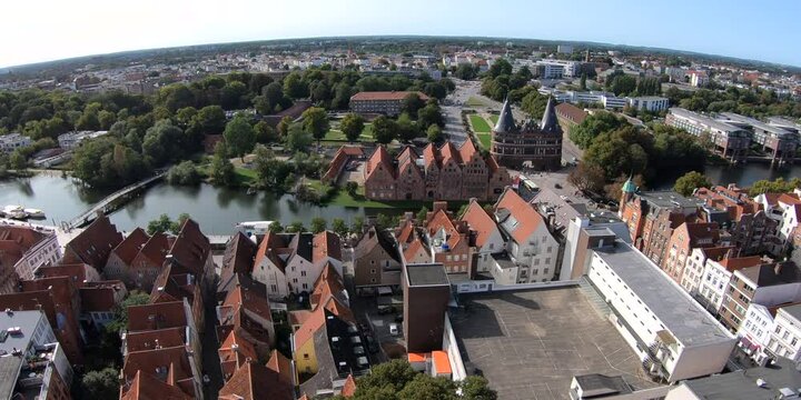 Schwenk &uuml;ber die Stadt L&uuml;beck mit Holstentor