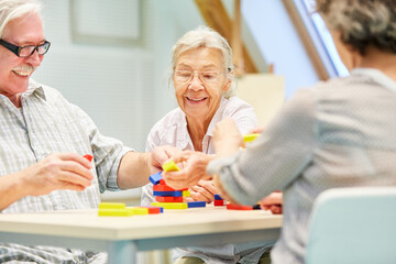 Gruppe Senioren mit Demenz hat Spaß