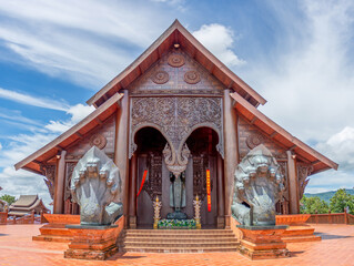 Wat Somdet Phu Ruea Ming Muang: In front of the temple built of teak wood and there is a beautiful...