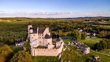Zamek w Bobolicach – zamek królewski zbudowany pierwotnie w połowie XIV wieku i następnie przebudowywany. Położony jest na Jurze Krakowsko-Częstochowskiej, w systemie tzw. Orlich Gniazd, z lotu ptaka - obrazy, fototapety, plakaty