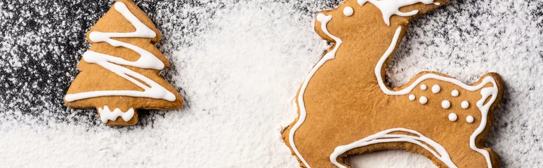 Selbstklebende Fototapeten Panoramic shot of gingerbread cookies decorated with sugar powder © LIGHTFIELD STUDIOS