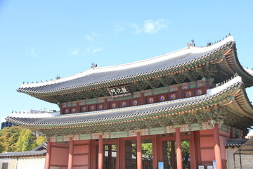 Dunhwa Gate outside Changdeokgung Palace in Seoul, South Korea
Writing on the building: Dunhwa Gate
