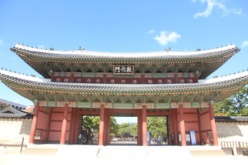 Obraz premium Dunhwa Gate outside Changdeokgung Palace in Seoul, South Korea Writing on the building: Dunhwa Gate 