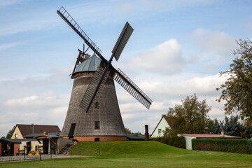 Fototapeta na wymiar Holländer Windmühle in Straupitz, Spreewald