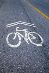 Obraz premium Bicycle sign on road in the park