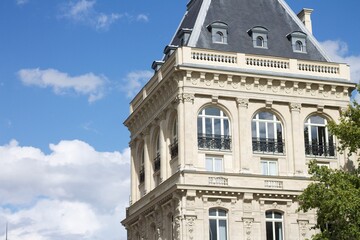 Fototapeta na wymiar Dettaglio di palazzo parigino.