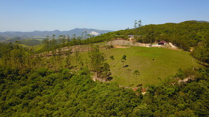 Vista aérea de fazenda e natureza na cidade de Antonio Carlos em Santa Catarina Brasil 