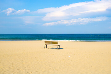 바닷가 해변의 의자
