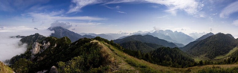 Fototapeta premium Hiking on the ridge in the mountains