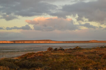 Obraz premium Sunset over the wildlife park and stunning Valdes Peninsula in Argentina