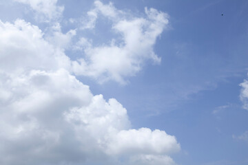 爽やかな青空と白い雲