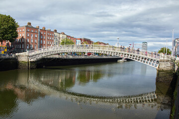 Obraz premium The Ha'penny bridge in Dublin City, Ireland