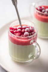 Pudding semoule matcha et fruits rouges fait maison