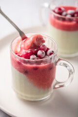 Pudding semoule matcha et fruits rouges fait maison