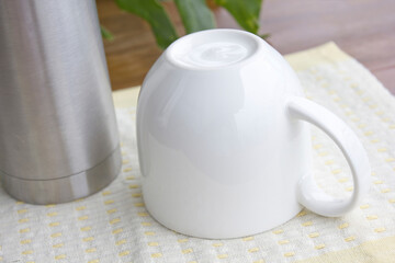 保温ボトルとコーヒーカップ
