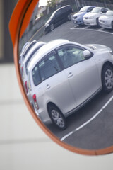 Obraz na płótnie Canvas カーブミラーに映る自動車