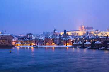 Fototapeta na wymiar チェコ　夜のプラハ歴史地区のカレル橋とプラハ城