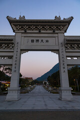 香港　ランタオ島の寶蓮寺の入口

