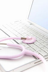 ノートパソコンと聴診器