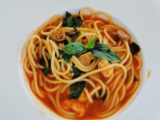 ขาว  Spaghetti Pork and Shrimp Long, thin and hard pasta on a white plate