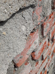 Muro in mattoni di argilla, vintage e danneggiato
