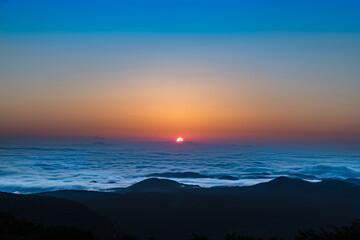 日本　栗駒山からの雲海に昇る朝日