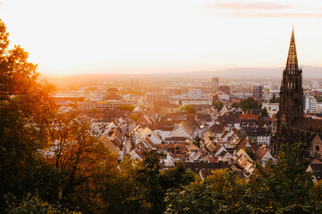 Sonnenuntergang auf dem Schlossberg über Freiburg mit Blick auf das Freiburger Münster - obrazy, fototapety, plakaty