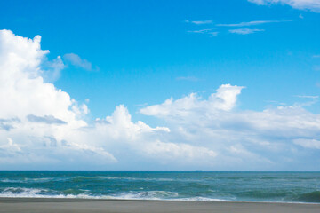 Fototapeta na wymiar もこもことした雲の青空と海