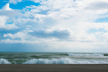 もこもことした雲の青空と海