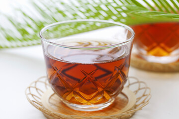 ガラス器の麦茶と蘇鉄の新芽