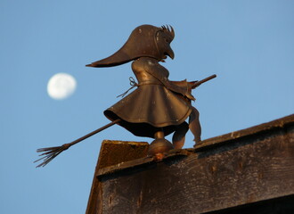 Hexenfigur auf einem Dach auf dem Auerberg in Bayern