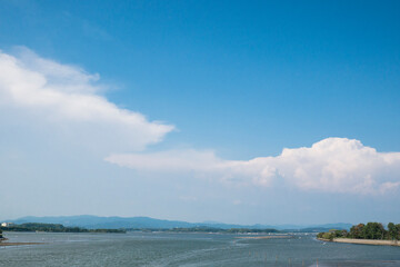雲の広がる青い空と浜名湖