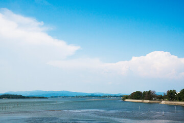 雲の広がる青い空と浜名湖